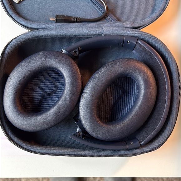 Bose Noise Cancelling Headphones with Case - Picture 2 of 3